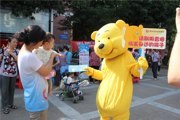 5月29日，梧州市婦幼保健院到潘塘公園參與衛(wèi)生系統(tǒng)開展的世界無煙日宣傳活動，該院醫(yī)務(wù)人員扮成可愛的卡通造型，呼吁市民為孩