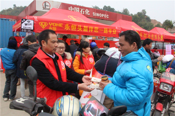 梧州市總工會李副主席慰問返鄉農民工--陶志鵬攝.jpg