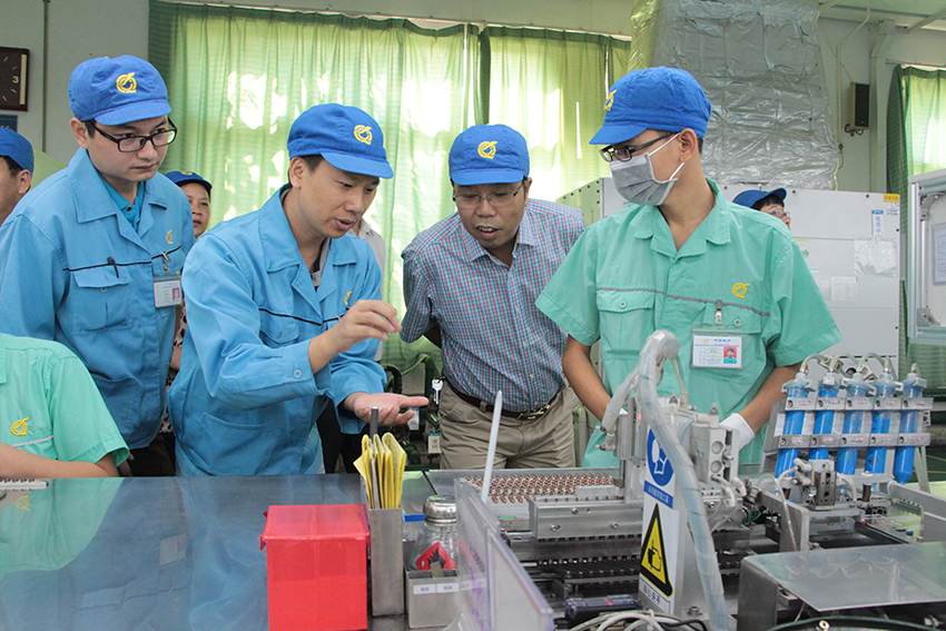 自治區總工會調研組到梧州市龍圩區平洲電子公司調研
