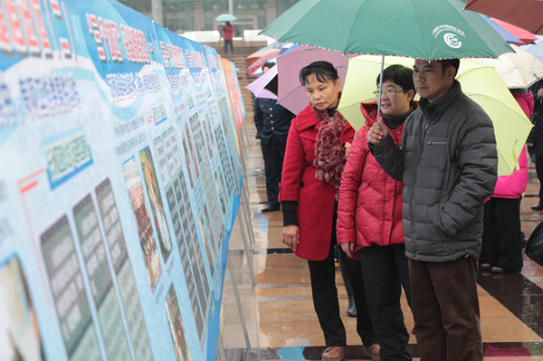 梧州市總工會(huì)組織干部職工觀看“查處發(fā)生在群眾身邊的‘四風(fēng)’和腐敗問(wèn)題專(zhuān)項(xiàng)工作成果展”