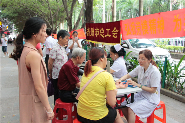 勞模為群眾義診.JPG