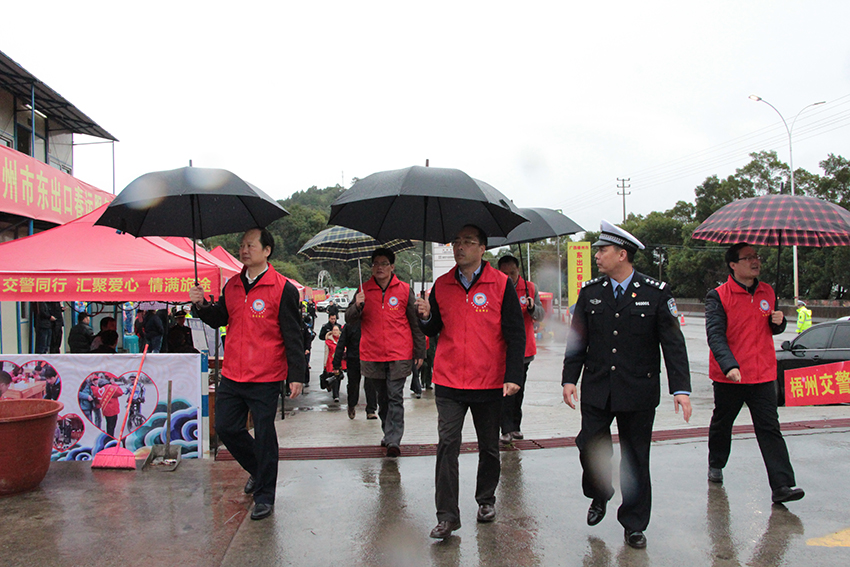 市委常委、組織部部長張惠強，市人大副主任、市總工會主席徐遠洲一行在東出口春運服務站視察各行業愛心服務站.jpg