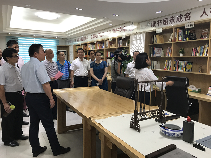 6-與會人員觀摩岑溪農村商業銀行職工書屋.JPG