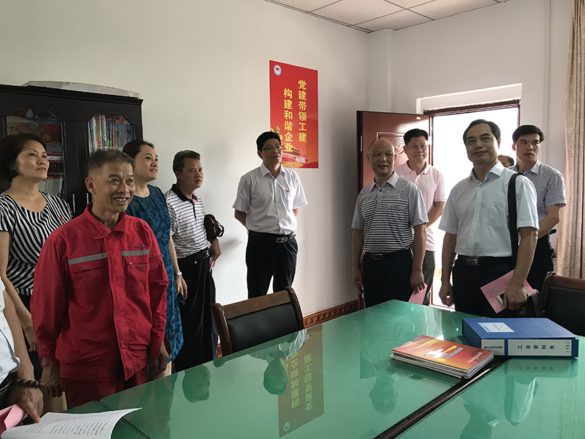 3-與會人員觀摩岑溪供水有限公司勞模創新工作室.JPG