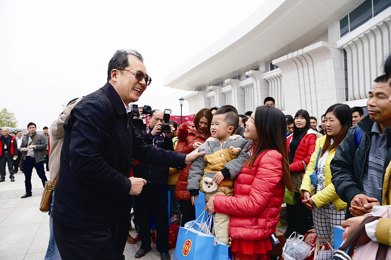 王躍飛在梧州迎接在粵務工返鄉農民工