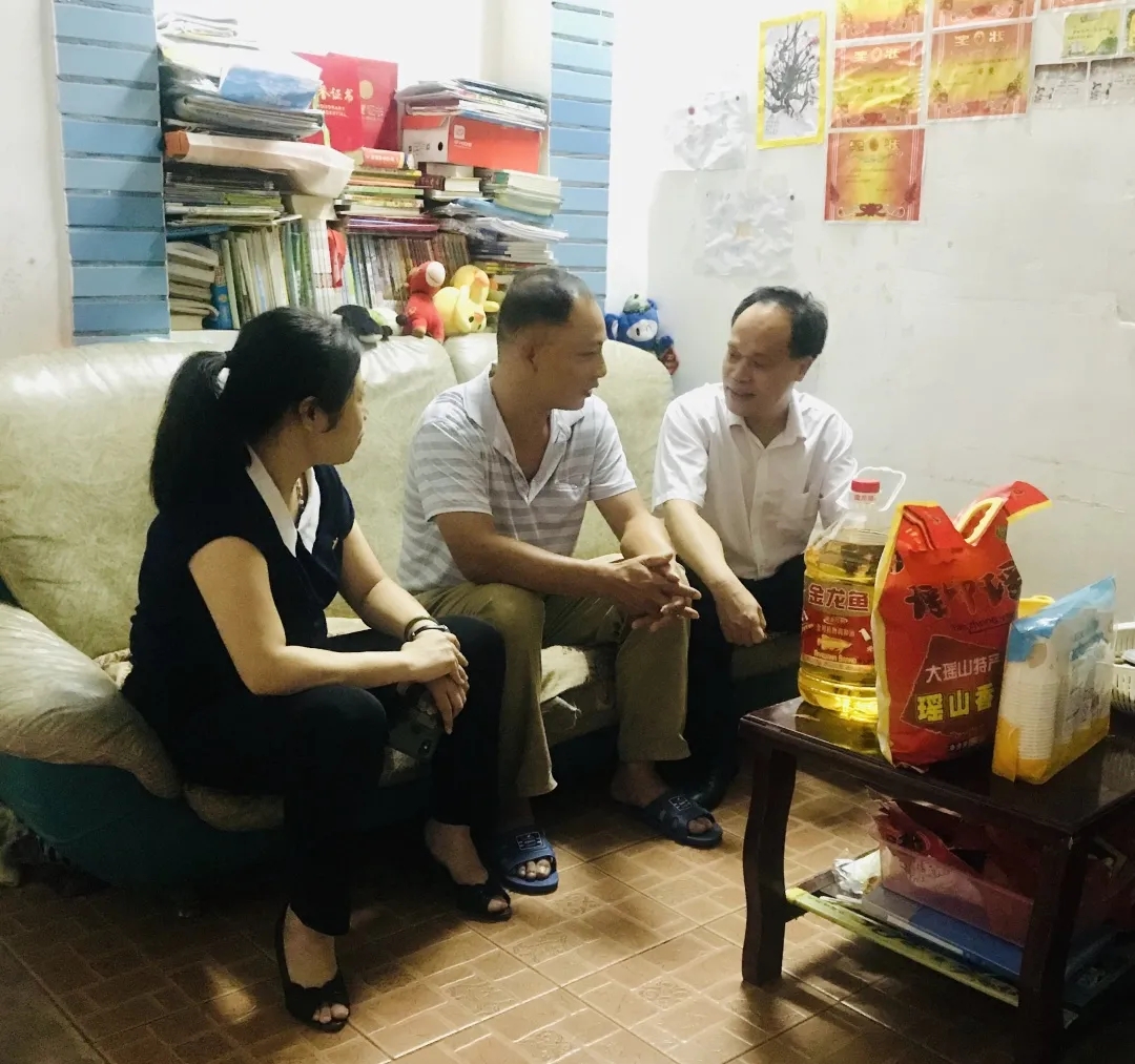 節(jié)日慰問暖人心，結(jié)對(duì)幫扶情誼真