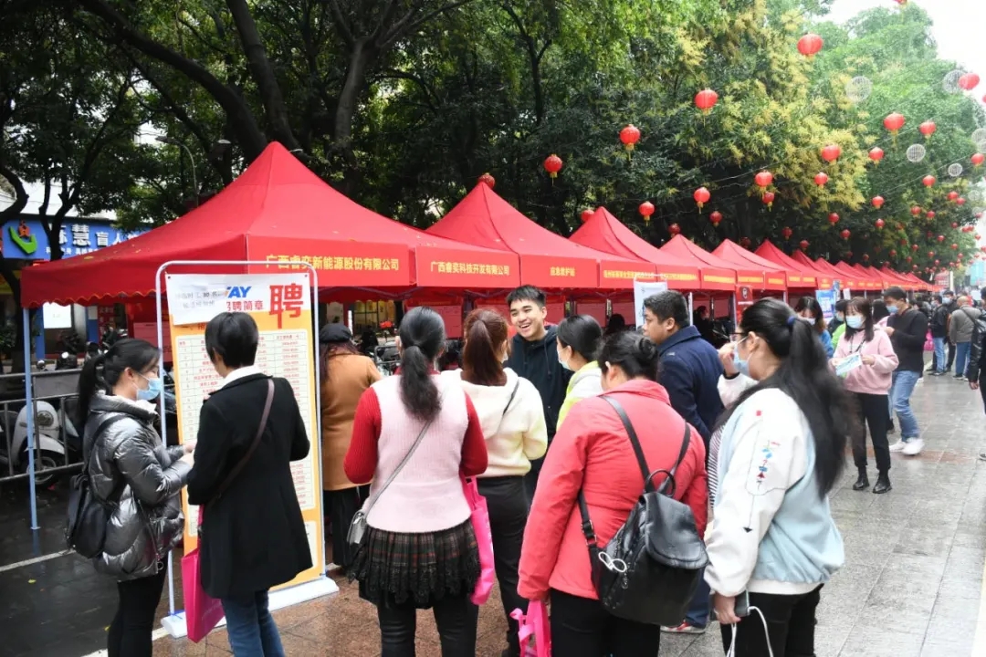 “春風(fēng)送真情 就業(yè)暖民心”活動(dòng)在旺城廣場舉行
