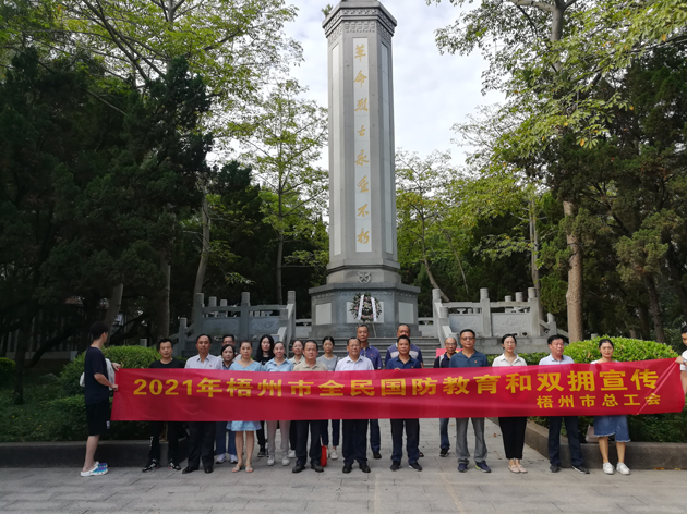 瞻仰烈士紀念碑，在緬懷烈士中提升國防意識