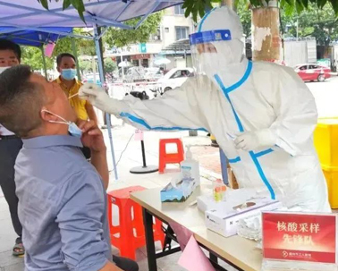 【“工”同抗疫 “會”聚力量】白衣執甲，勇往直前！我市醫護人員奮戰在核酸采篩一線