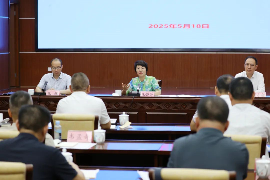 調(diào)研組在自治區(qū)總工會(huì)召開(kāi)座談會(huì)，了解我區(qū)工會(huì)相關(guān)工作情況.jpg