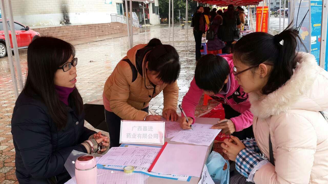 現場簽合同  （潘品秀攝）.jpg