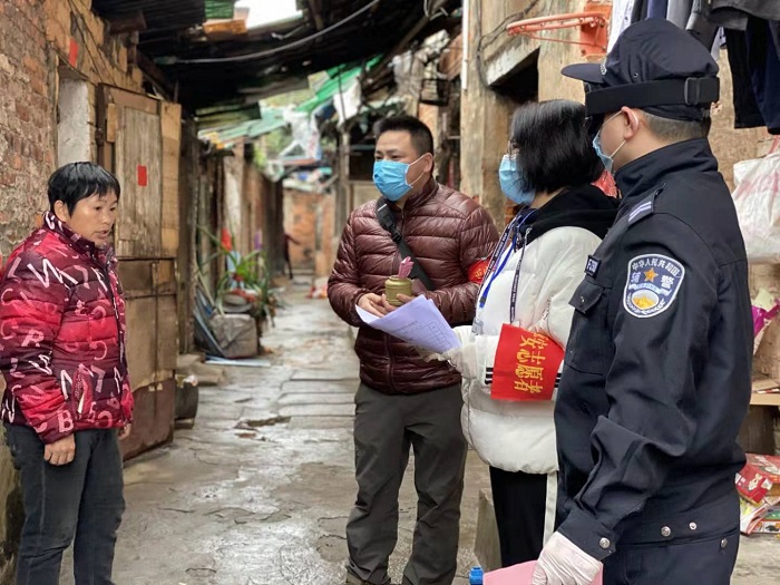 圖2.2月4日，萬秀區總工會主席莫培燁到龍骨社區協助開展疫情防控核查和宣傳工作.jpg