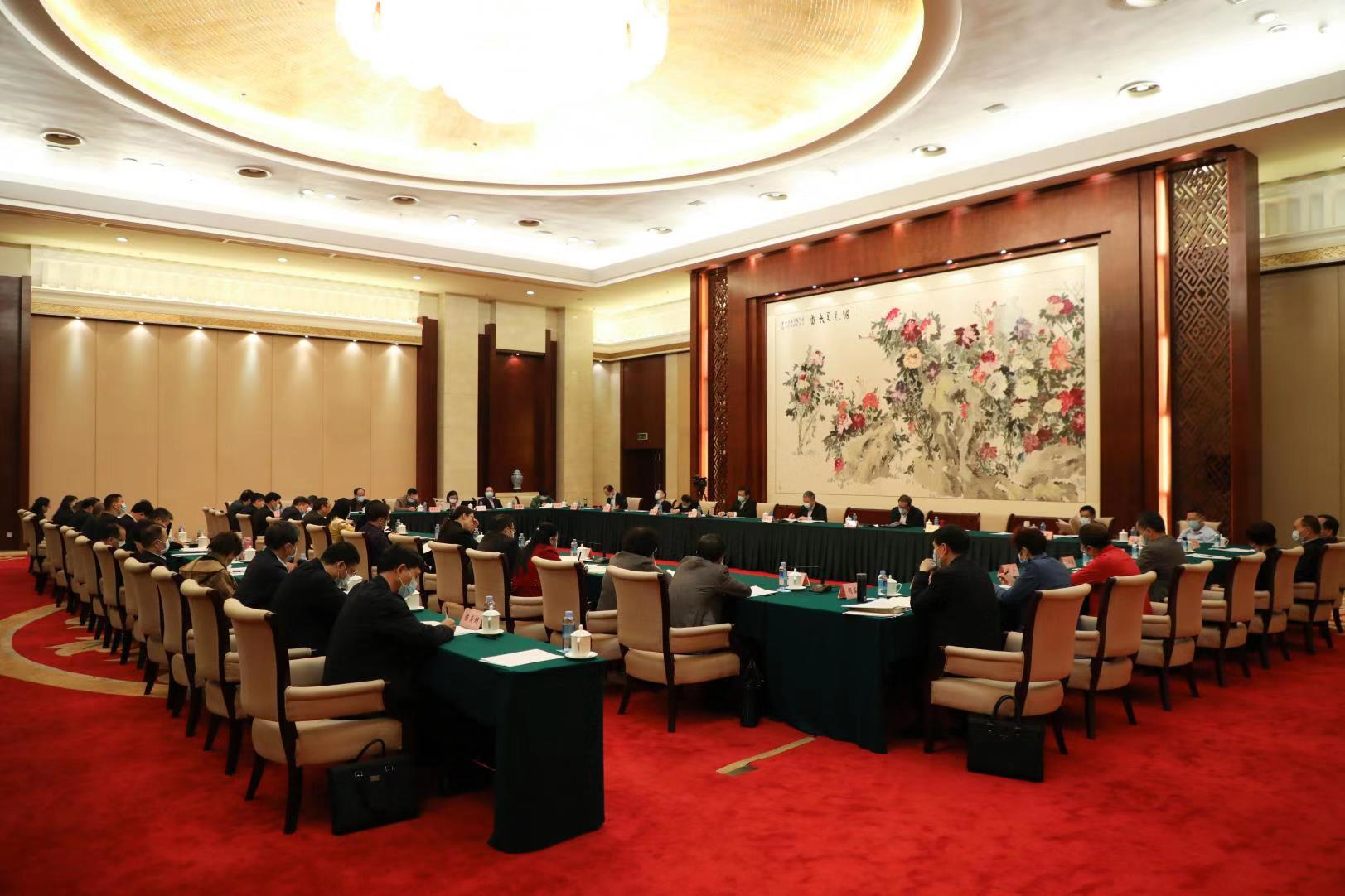 自治區政協十二屆四次會議召開期間，工會界別委員結合工作實際，積極建言獻策——
