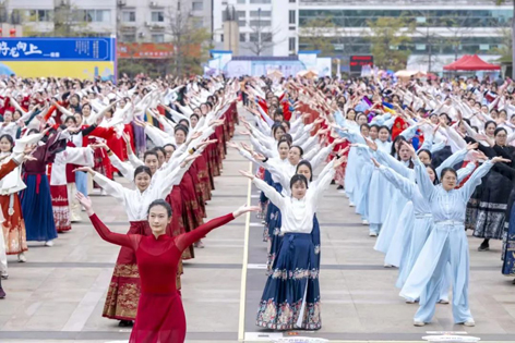 【跟黨奮進(jìn)新征程 巾幗建功新時(shí)代】梧州市第十二屆婦女國風(fēng)趣味體育運(yùn)動(dòng)會(huì)暨“梧家巧姐姐”國潮集市，精彩綻放！