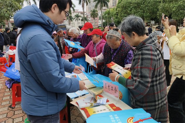 龍圩區總工會開展2023年“憲法宣傳周”集中宣傳