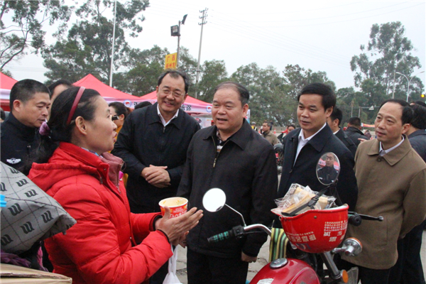 兩廣總工會(huì)主席在暖流行動(dòng)中為返鄉(xiāng)農(nóng)民工送溫暖