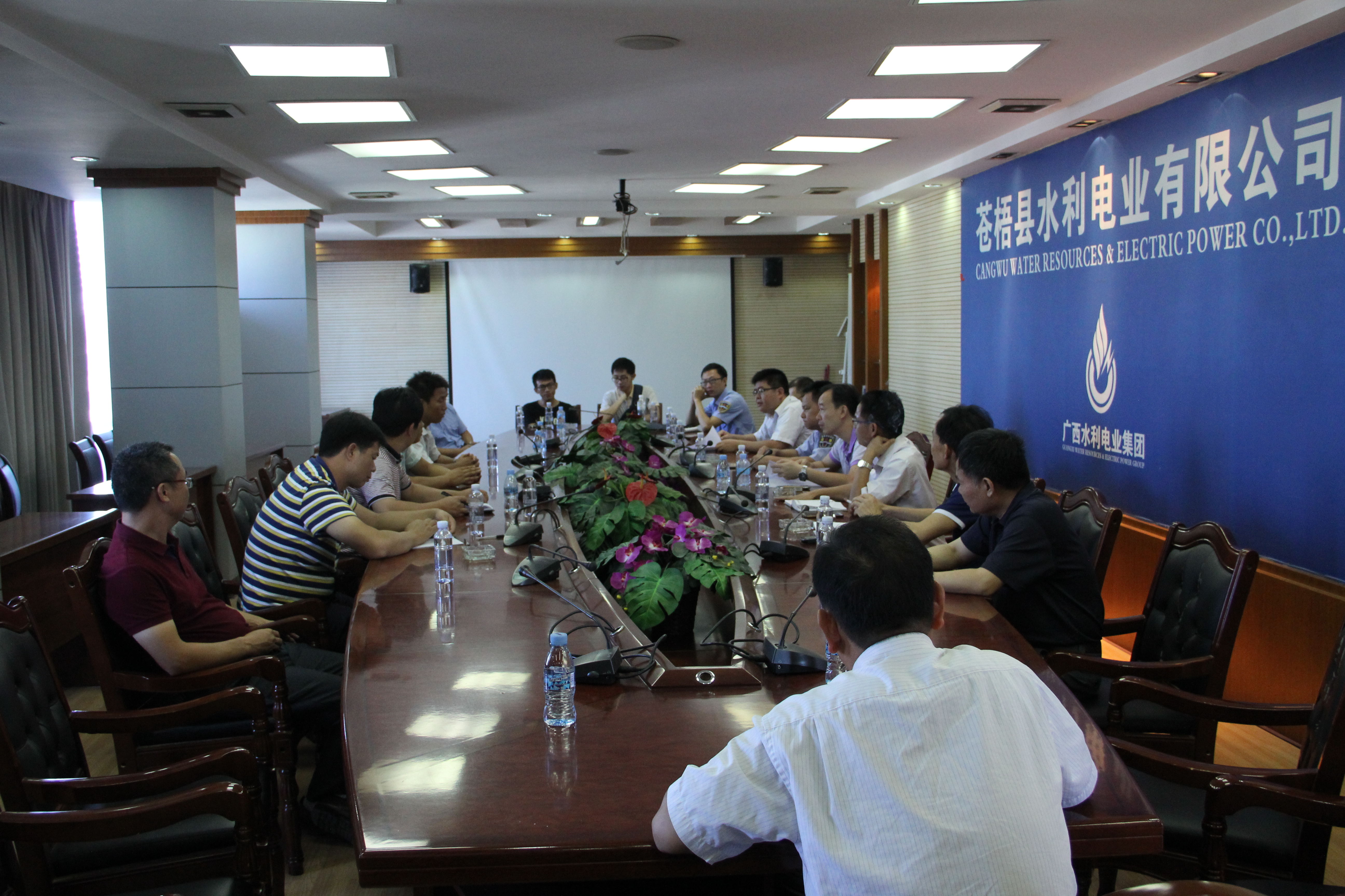 蒼梧農民工跳樓討薪事件協調會現場.JPG